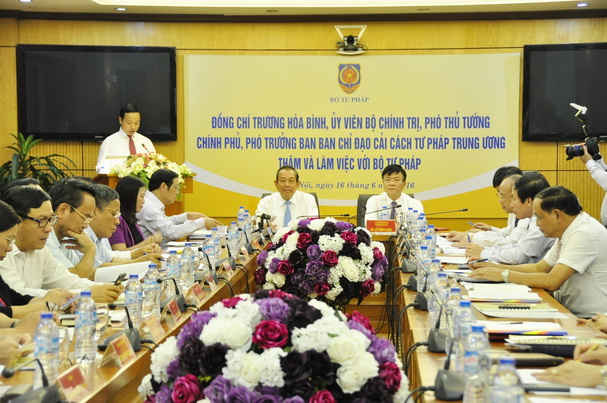 Deputy Prime Minister Truong Hoa Binh holds a working session with the Ministry of Justice