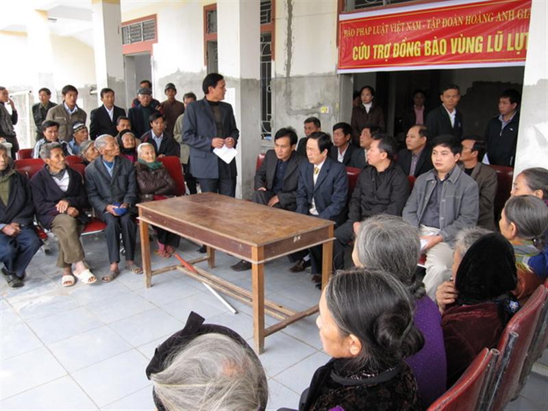 Báo Pháp luật Việt Nam chia sẽ khó khăn với đồng bào vùng lũ: 400 suất quà và 1 Sổ tiết kiệm cho nhân dân 2 tỉnh Nghệ An, Hà Tĩnh.