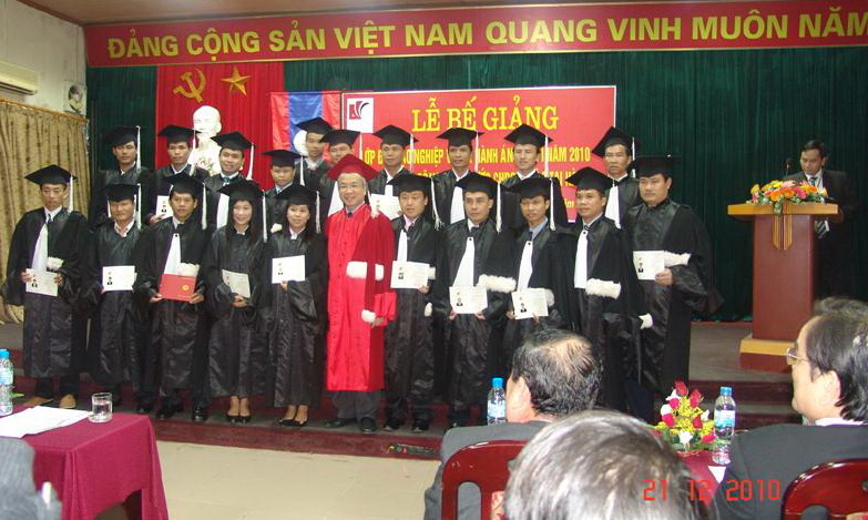 Bế giảng lớp đào tạo nghiệp vụ thi hành án cho cán bộ, viên chức nước Cộng hòa dân chủ nhân dân Lào