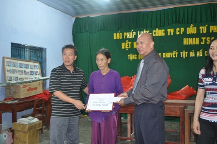 Báo Pháp luật Việt Nam tặng nhà tình nghĩa và trao quà cho gia đình chính sách