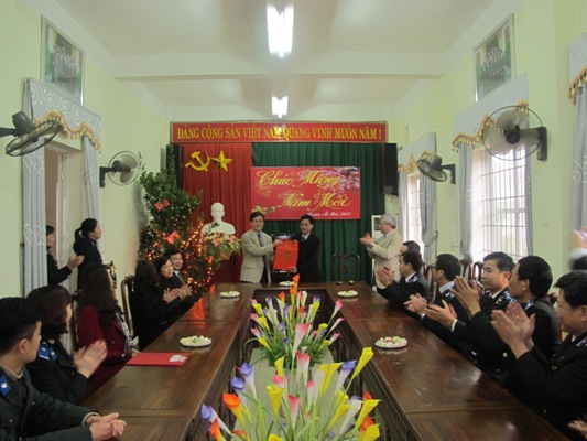 Lãnh đạo Bộ Tư pháp thăm  và chúc Tết Cục Thi hành án dân sự tỉnh Bắc Giang