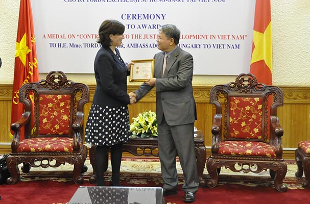 Trao Kỷ niệm chương “Vì sự nghiệp Tư pháp” cho Đại sứ Hung-ga-ri tại Việt Nam 