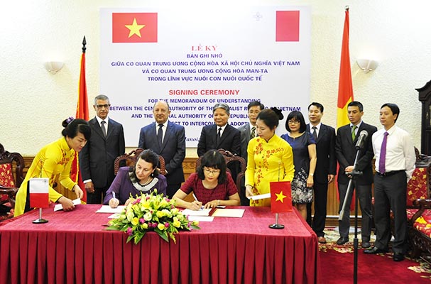 Việt Nam và Man-ta ký Bản ghi nhớ về việc áp dụng các thủ tục hành chính trong lĩnh vực con nuôi  