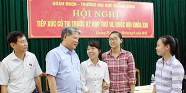 Bộ trưởng Hà Hùng Cường tiếp xúc cử tri tại Trường Đại học Quảng Bình