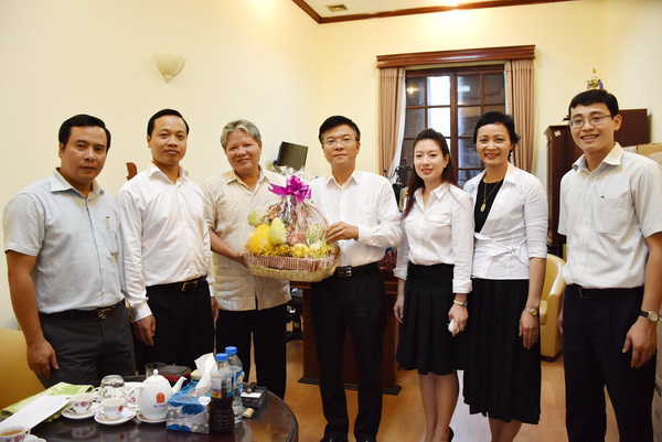 Bộ trưởng Lê Thành Long chúc mừng, thăm hỏi các thế hệ lãnh đạo Bộ Tư pháp