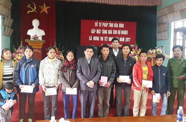 Hòa Bình: Tặng quà tết cho hộ nghèo ở xã Đồng Môn và xã Hưng Thi, huyện Lạc Thủy