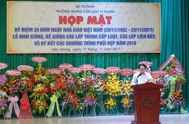 Trường Trung cấp Luật Vị Thanh tổ chức họp mặt kỷ niệm 35 ngày Nhà giáo Việt Nam (20/11/1982 - 20/11/2017)