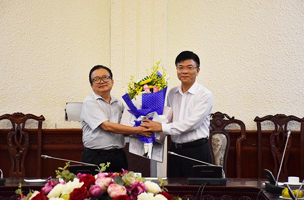 Bộ trưởng Lê Thành Long trao Quyết định nghỉ hưu cho đồng chí Đinh Văn Lộc