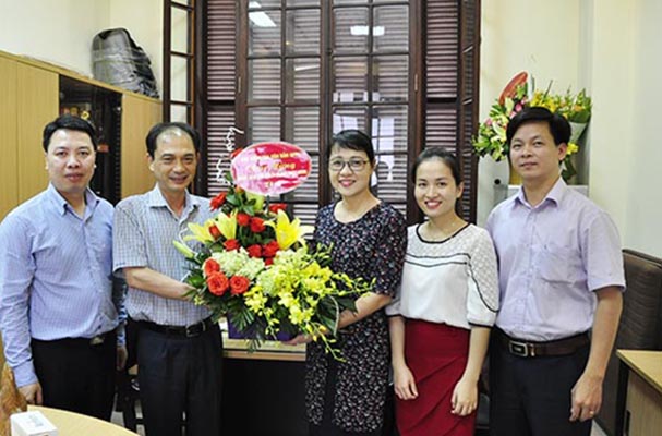 Cổng thông tin điện tử BTP đón nhận những bó hoa tươi thắm nhân ngày Báo chí Cách mạng Việt Nam