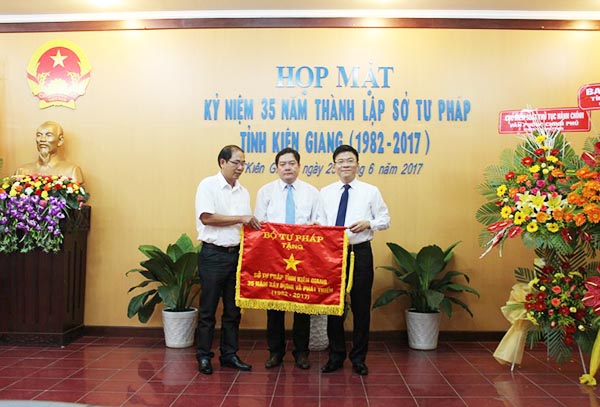 Bộ trưởng Lê Thành Long tham dự lễ kỉ niệm 35 năm thành lập Sở Tư pháp tỉnh Kiên Giang