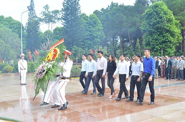 Trường Trung cấp Luật Buôn Ma Thuột tham gia Lễ dâng hương tại Nghĩa trang Liệt sĩ tỉnh Đắk Lắk