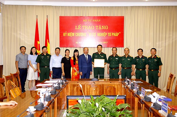 Tặng KNC “Vì sự nghiệp Tư pháp” cho Thiếu tướng Nguyễn Văn Cương, Trưởng ban BQL Lăng Chủ tịch Hồ Chí Minh