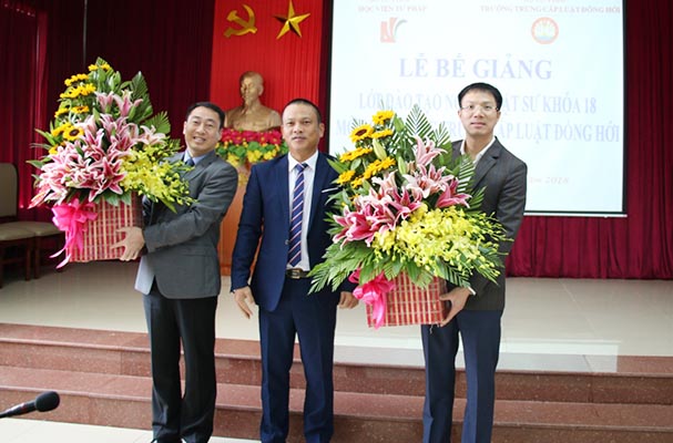 Lễ Bế giảng và trao giấy chứng nhận tốt nghiệp lớp Đào tạo nghề luật sư Khóa 18 tại Quảng Bình