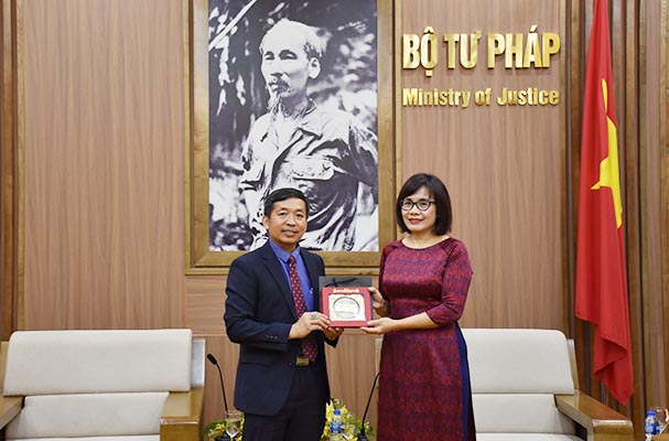 Thứ trưởng Đặng Hoàng Oanh tiếp xã giao Đoàn cán bộ Học viện Tư pháp quốc gia Lào