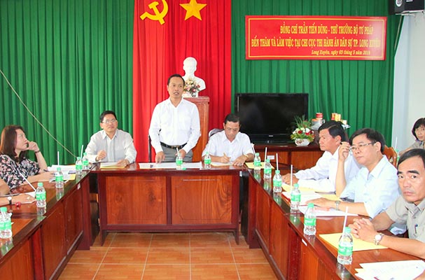 Thứ trưởng Trần Tiến Dũng kiểm tra công tác THADS tại Chi cục THADS thành phố Long Xuyên, tỉnh An Giang