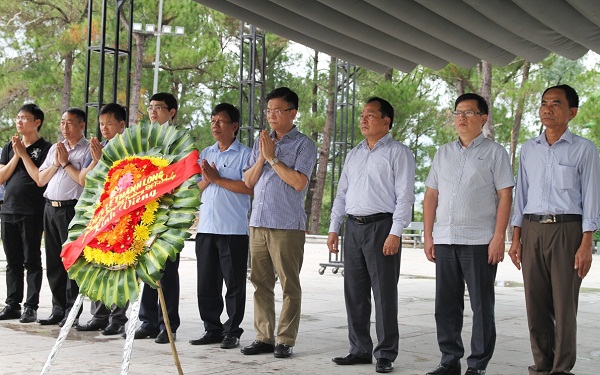Bộ trưởng Lê Thành Long thăm viếng các nghĩa trang, di tích Quảng Trị