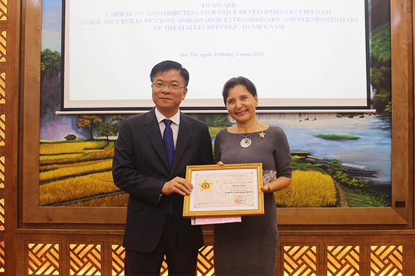 Bộ trưởng Lê Thành Long trao Kỷ niệm chương cho Đại sứ Italy