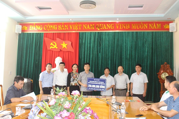 Bộ trưởng Lê Thành Long thăm, tặng quà nhân dân vùng lũ Mường Lát