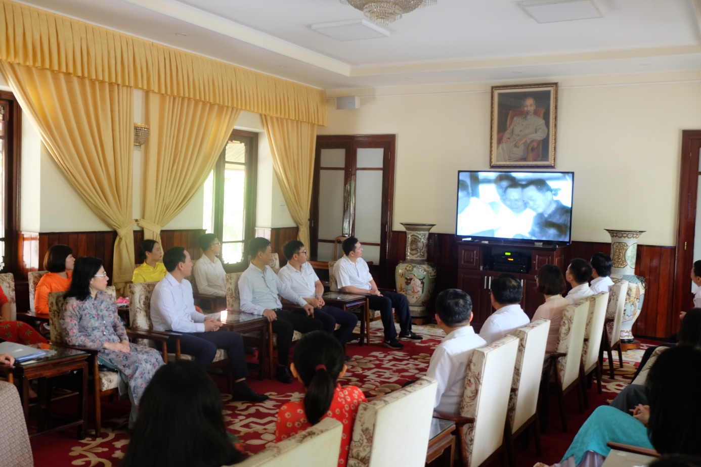 Trước khi vào viếng Bác, Đoàn được xem phim tư liệu về Chủ tịch Hồ Chí Minh