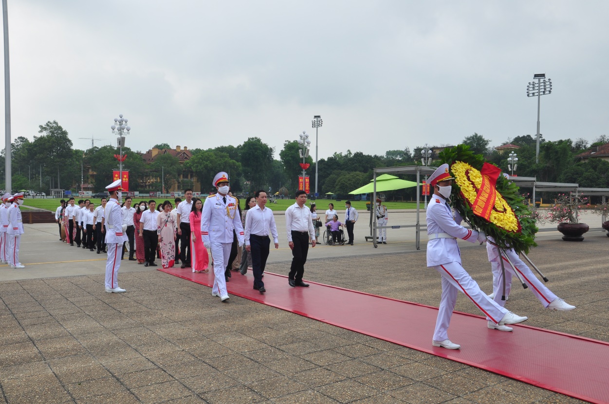Đoàn vào Lăng viếng Bác cùng vòng hoa mang dòng chữ "Đời đời nhớ ơn Chủ tịch Hồ Chí Minh vĩ đại