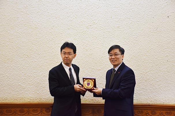 Vice Minister Nguyen Khanh Ngoc receiving JICA’s Mid-term evaluation Team