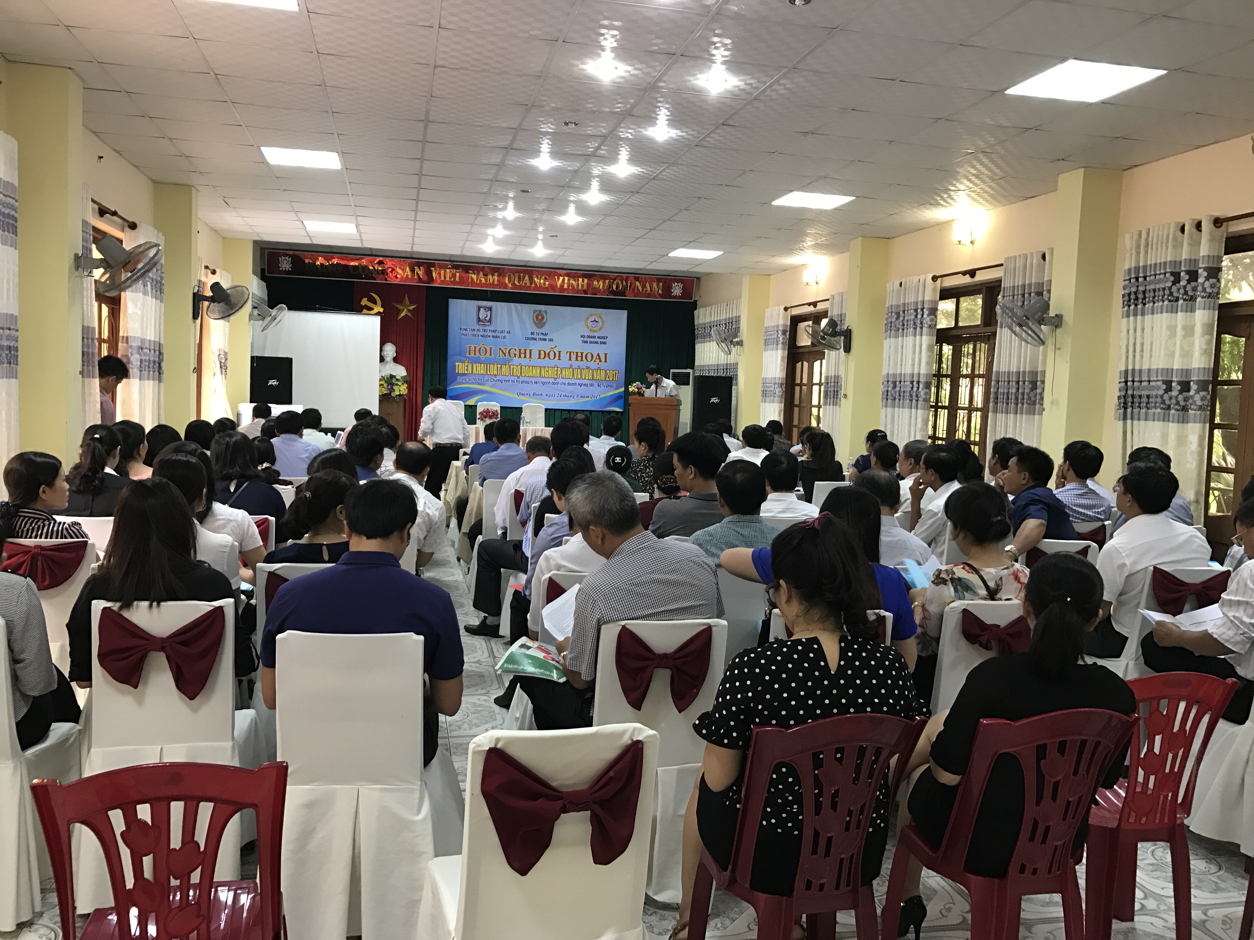 HỘI NGHỊ ĐỐI THOẠI VỚI DOANH NGHIỆP VỀ CÁC CHÍNH SÁCH HỖ TRỢ DOANH NGHIỆP NHỎ VÀ VỪA TẠI TỈNH QUẢNG BÌNH