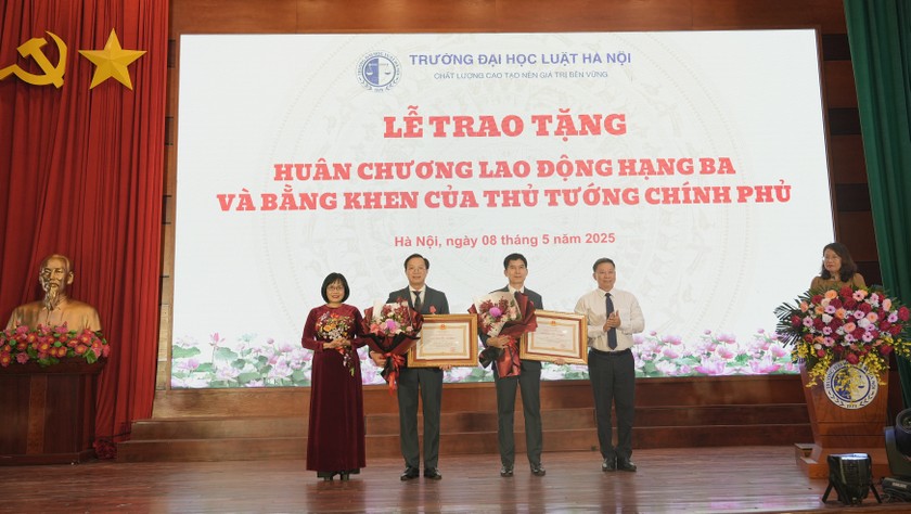 TS. Đoàn Trung Kiên “đã có rất nhiều cống hiến, đóng góp cho Bộ, ngành Tư pháp và Trường Đại học Luật Hà Nội”