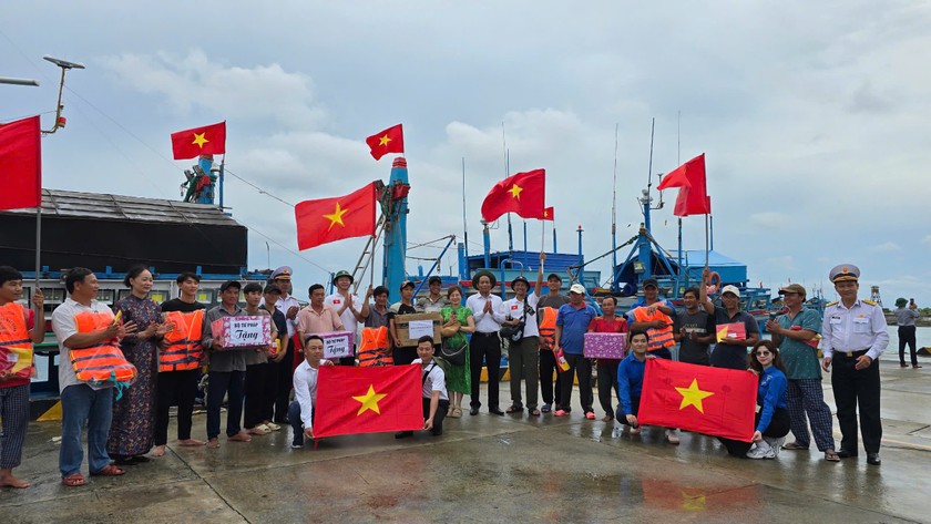 Mang hơi ấm đất liền tới biển đảo quê hương