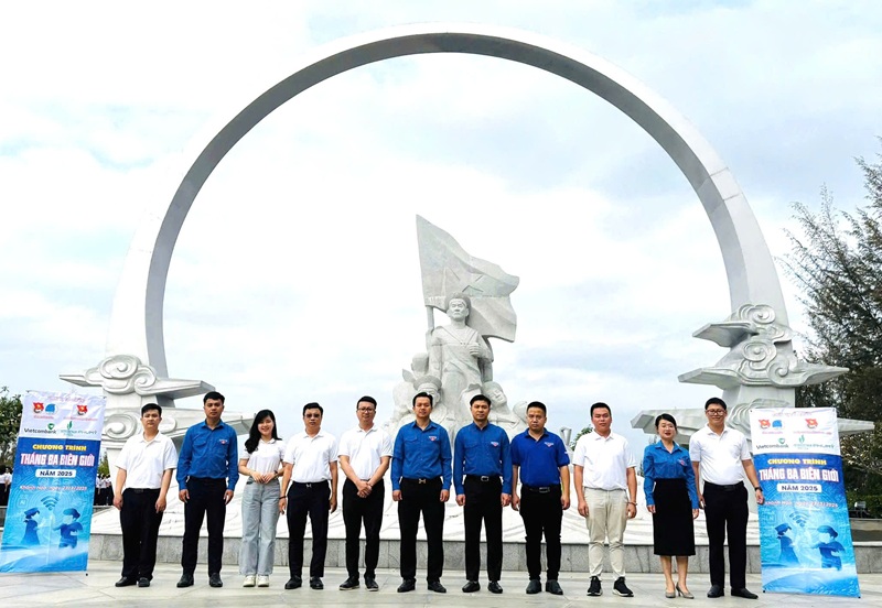 ĐTN Bộ Tư pháp dâng hương Khu tưởng niệm chiến sỹ Gạc Ma; thăm, tặng quà cán bộ, chiến sỹ Vùng 4