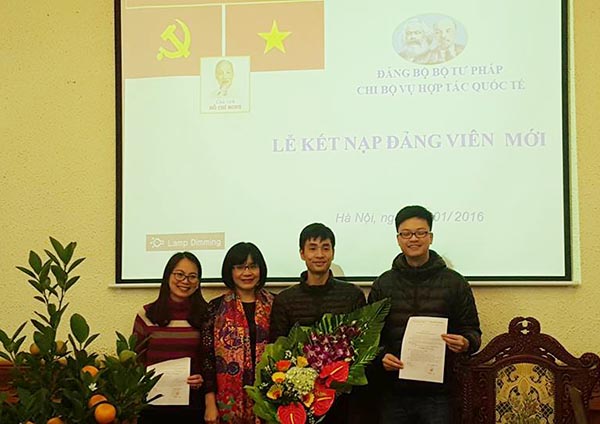 Chi bộ Vụ Hợp tác quốc tế tổ chức kết nạp Đảng viên viên mới