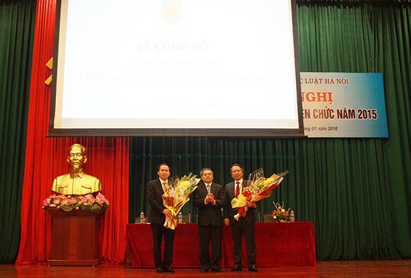 Trao Quyết định bổ nhiệm Hiệu trưởng Trường Đại học Luật Hà Nội