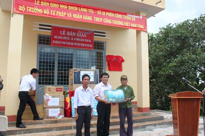 Bàn giao nhà sinh hoạt cộng đồng cho đồng bào làng Têl: Món quà ý nghĩa của Bộ trưởng Bộ Tư pháp
