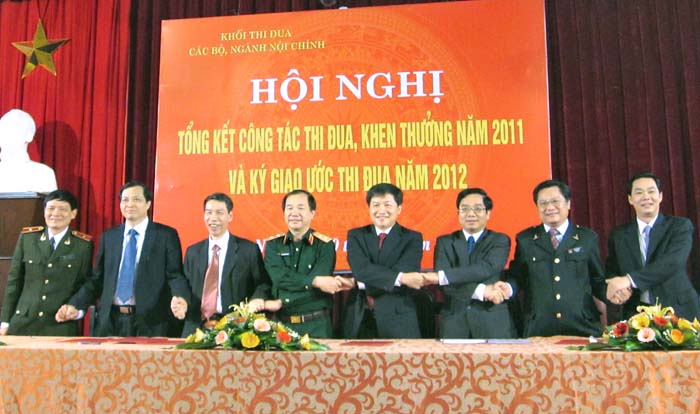 Khối thi đua các Bộ, ngành Nội chính ký Giao ước thi đua năm 2012