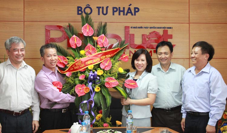 Lãnh đạo Bộ Tư pháp chúc mừng báo Pháp luật Việt Nam Nhân ngày báo chí Cách mạng Việt Nam