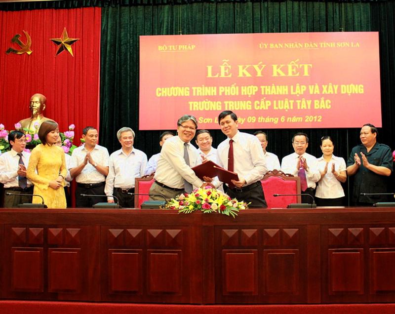 Bộ Tư pháp và UBND tỉnh Sơn La: Ký kết Chương trình phối hợp thành lập và xây dựng trường Trung cấp Luật Tây Bắc