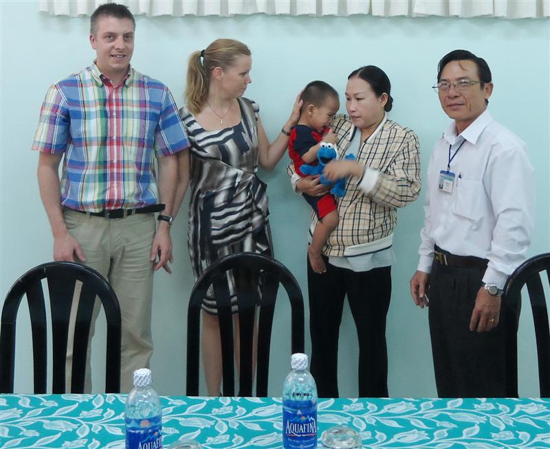 Sở Tư pháp Sóc Trăng: Trao quyết định nhận con nuôi Việt Nam cho gia đình Đan Mạch