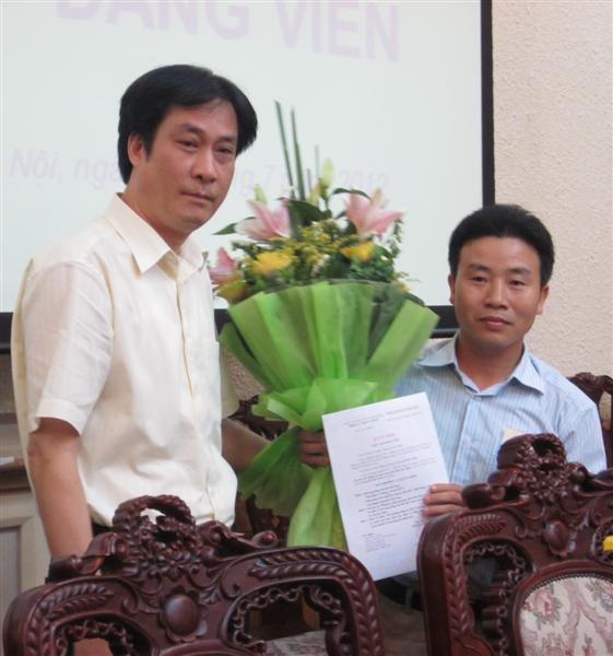 Lễ kết nạp đảng viên của Chi bộ cơ sở Cục Đăng ký quốc gia giao dịch bảo đảm