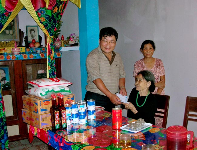 Công đoàn Bộ Tư pháp thăm và tặng quà Bà mẹ Việt Nam anh hùng Trương Thị Nghiêu nhân dịp kỷ niệm ngày thương binh liệt sĩ 27/7