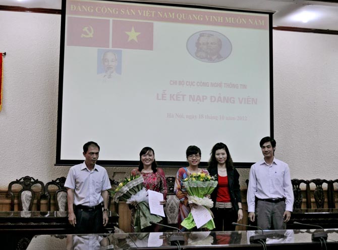 Cục Công nghệ thông tin tổ chức kết nạp đảng viên mới  