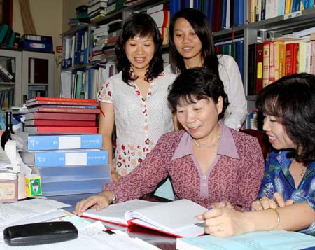 TS. Dương Thị Thanh Mai nhận Giải thưởng Phụ nữ Việt Nam 2012