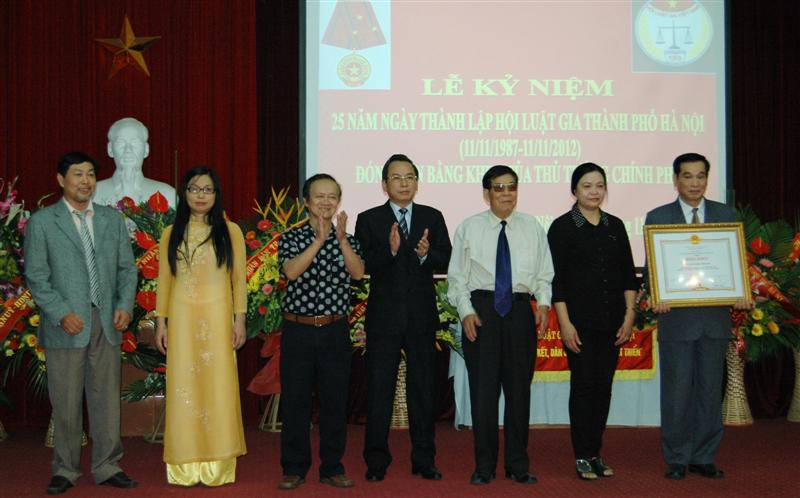 Hội Luật gia thành phố Hà Nội đón nhận Bằng khen của Thủ tướng Chính phủ