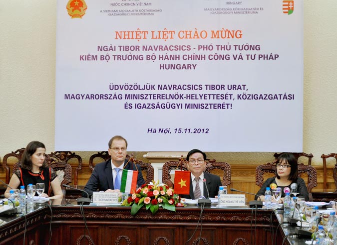 Phó Thủ tướng kiêm Bộ trưởng Bộ Hành chính công và Tư pháp Hungary nói chuyện về tổ chức chính quyền