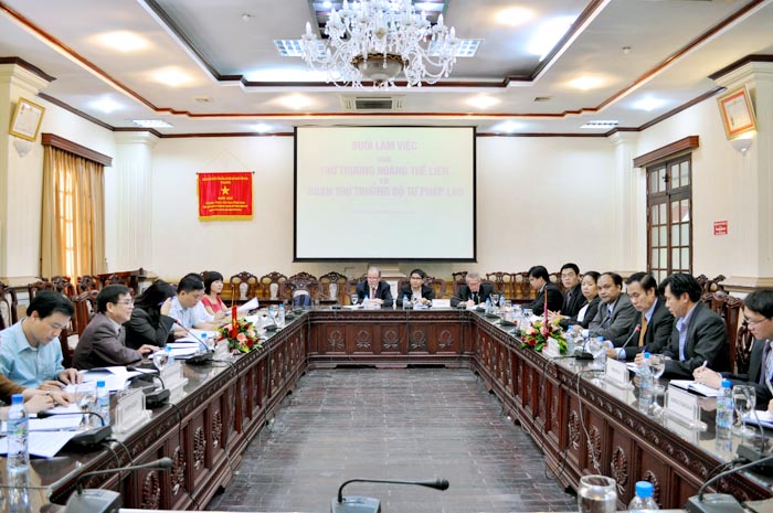 Thứ trưởng Hoàng Thế Liên làm việc với  Thứ trưởng Tư pháp Lào 