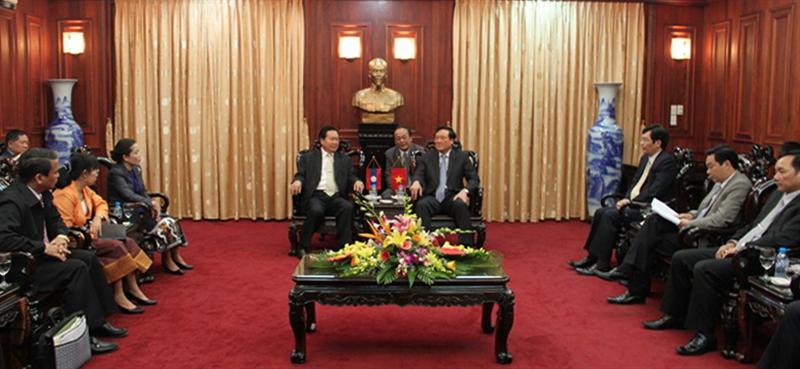 Đoàn cán bộ cao cấp Bộ Tư pháp Lào thăm VKSNDTC và TANDTC