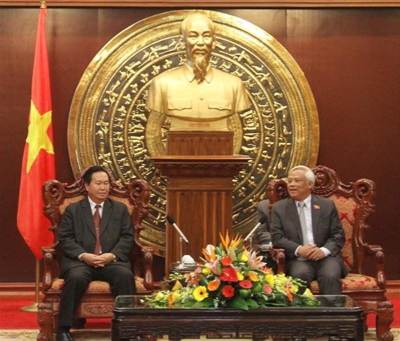 Đoàn cán bộ cao cấp của Bộ Tư pháp Lào tiếp kiến Phó Chủ tịch Quốc hội Uông Chu Lưu