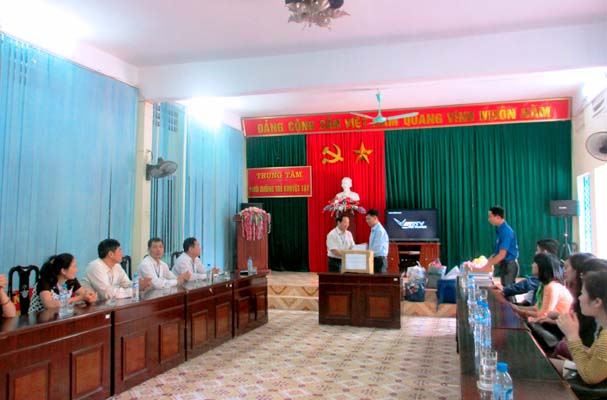 Chi đoàn Nhà xuất bản Tư pháp thăm và tặng quà tại Trung tâm Nuôi dưỡng trẻ khuyết tật Hà Nội