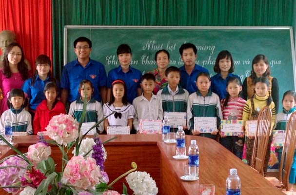 Chi đoàn Thanh tra Bộ thăm và tặng quà tại Trường Tiểu học thị trấn Sông Thao, huyện Cẩm Khê, tỉnh Phú Thọ