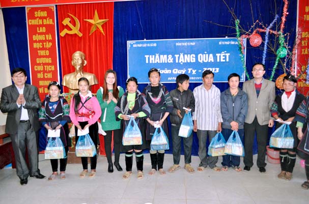 Mang hơi ấm cho đồng bào vùng cao