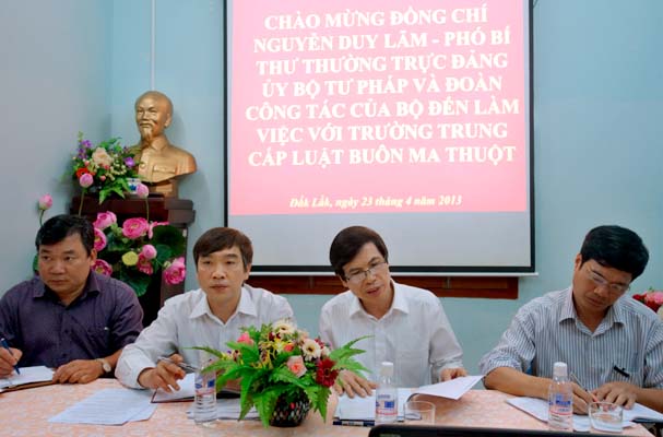 Đoàn công tác của Đảng úy Bộ Tư pháp kiểm tra công tác Đảng tại Chi bộ Trường Trung cấp Luật Buôn Ma Thuột
