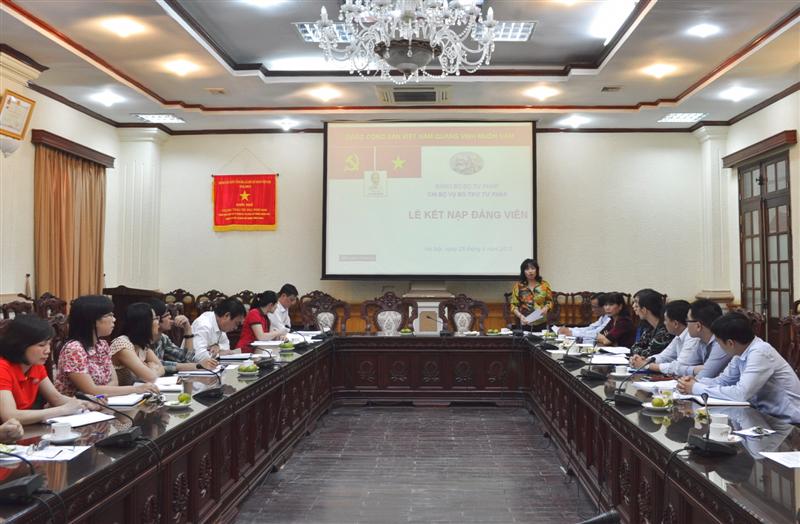 Chi bộ Vụ Bổ trợ tư pháp tổ chức kết nạp đảng viên mới  